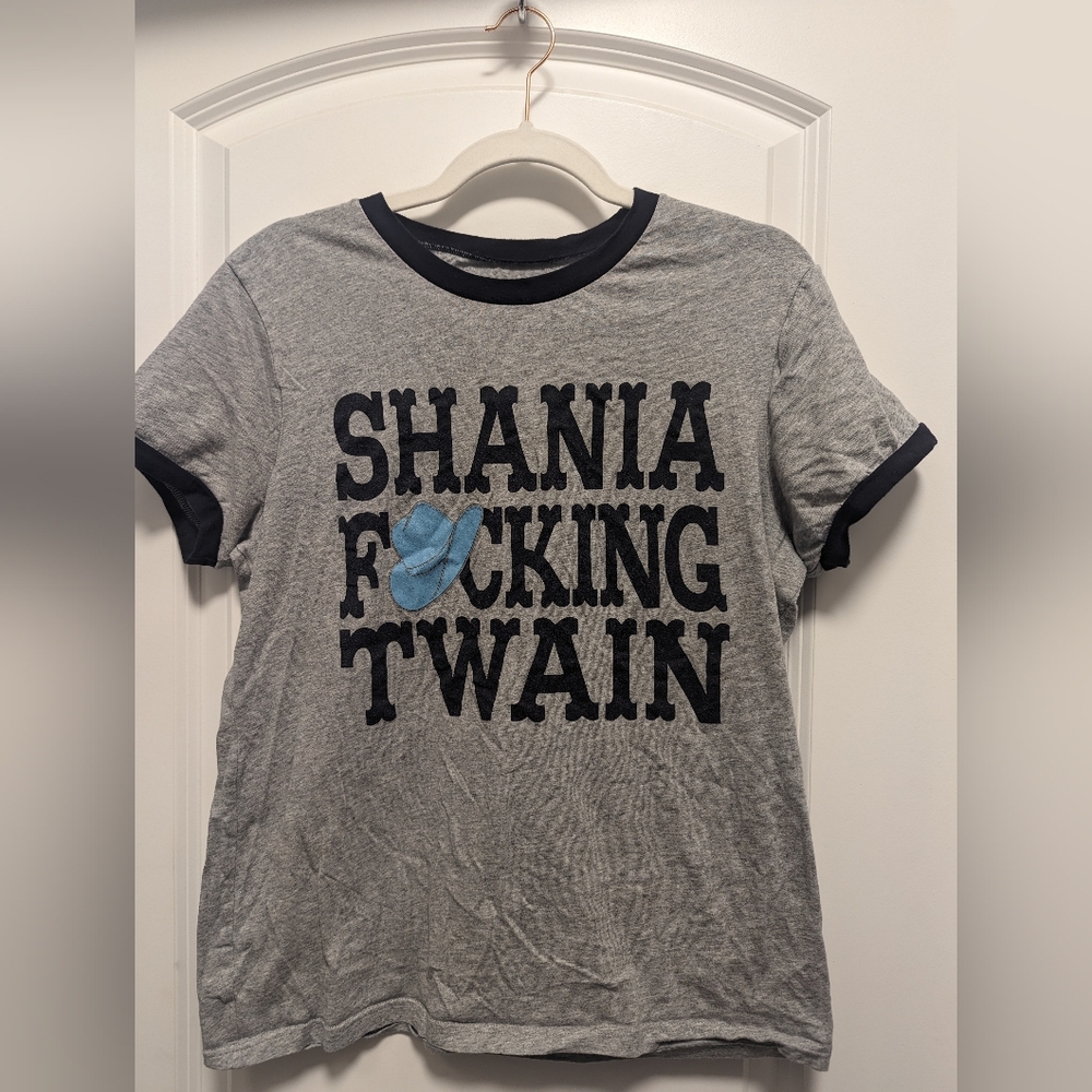 Shania Twain official merchandise t-shirt size small / queen of me tour 2023